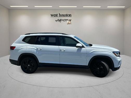 Pure White 2022 Volkswagen Atlas 3.6L SE w/Technology