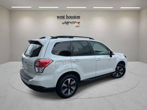 Crystal White Pearl 2018 Subaru Forester 2.5i Premium