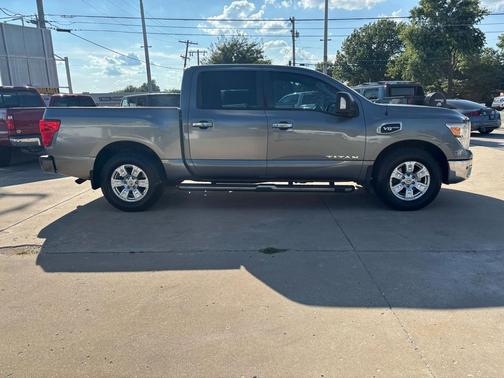 2017 Nissan Titan SV