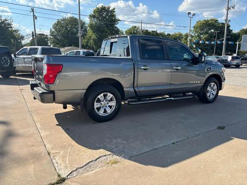 2017 Nissan Titan SV