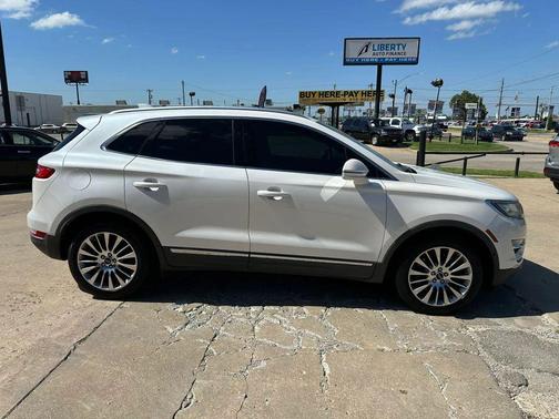 White 2015 Lincoln MKC Base