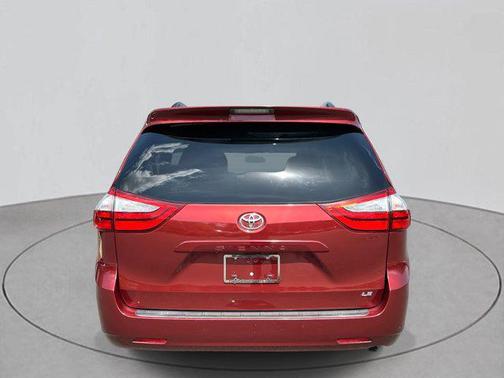 2017 Toyota Sienna LE