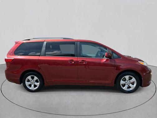 2017 Toyota Sienna LE