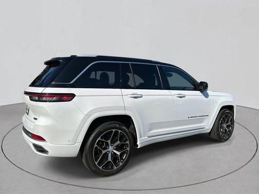 2022 Jeep Grand Cherokee Summit