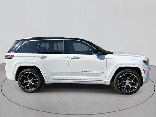 2022 Jeep Grand Cherokee Summit