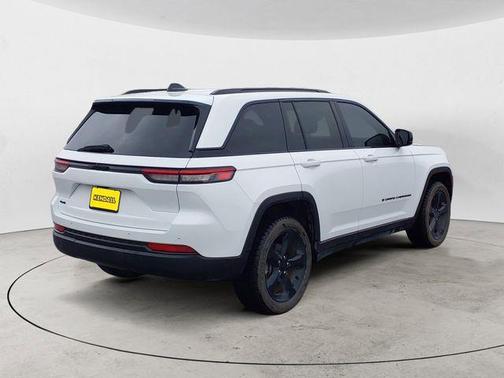 Bright White Clearcoat 2023 Jeep Grand Cherokee Altitude