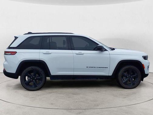 Bright White Clearcoat 2023 Jeep Grand Cherokee Altitude