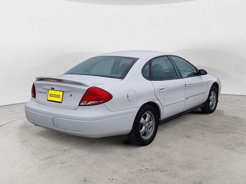 Vibrant White Clearcoat 2006 Ford Taurus SE