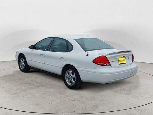 Vibrant White Clearcoat 2006 Ford Taurus SE