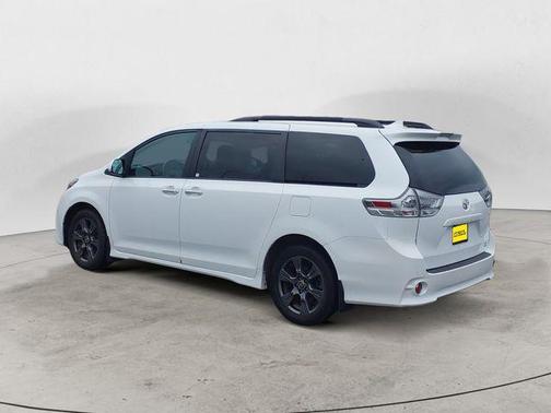 Super White 2020 Toyota Sienna SE