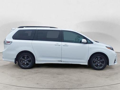 Super White 2020 Toyota Sienna SE