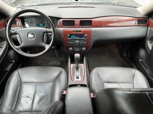 Gray 2009 Chevrolet Impala LT