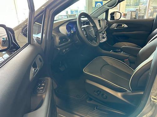 2025 Chrysler Pacifica Hybrid Premium S Appearance Pkg
