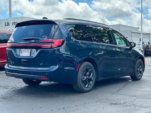 2025 Chrysler Pacifica Hybrid Premium S Appearance Pkg