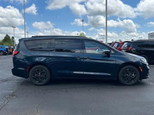 2025 Chrysler Pacifica Hybrid Premium S Appearance Pkg