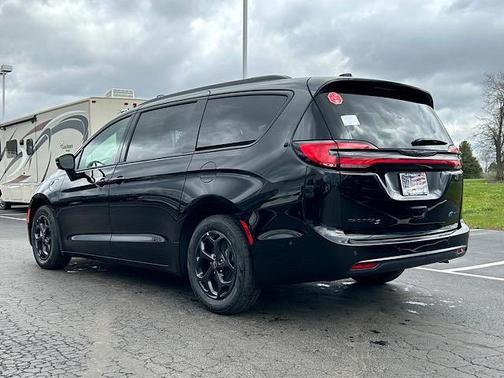 2025 Chrysler Pacifica Hybrid Premium S Appearance Pkg