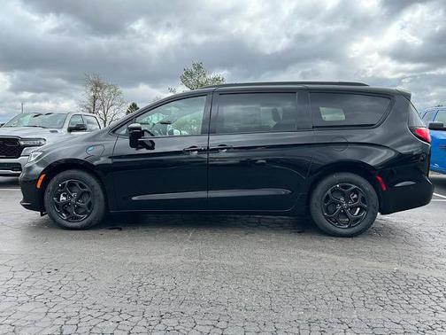 2025 Chrysler Pacifica Hybrid Premium S Appearance Pkg