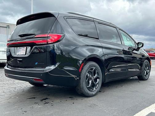 2025 Chrysler Pacifica Hybrid Premium S Appearance Pkg