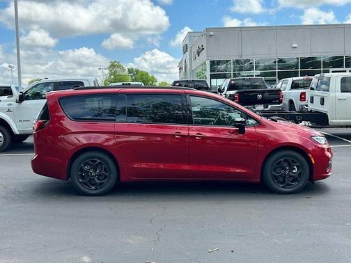 2025 Chrysler Pacifica Hybrid Premium S Appearance Pkg