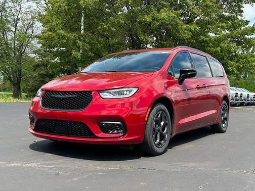 2025 Chrysler Pacifica Hybrid Premium S Appearance Pkg