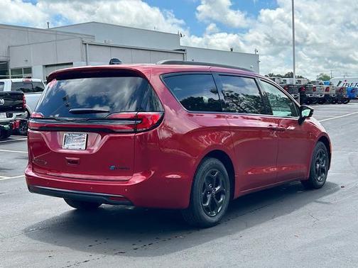 2025 Chrysler Pacifica Hybrid Premium S Appearance Pkg