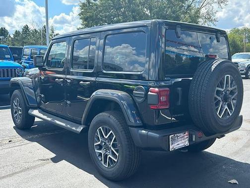 2025 Jeep Wrangler 4-Door Sahara 4x4