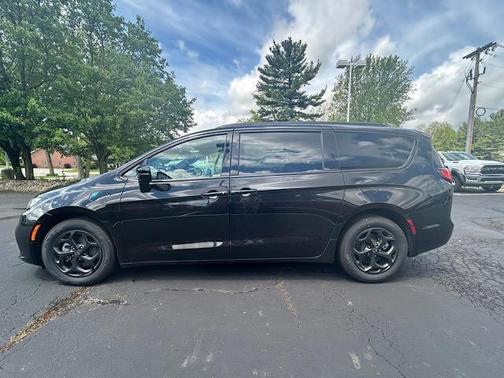 2025 Chrysler Pacifica Hybrid Premium S Appearance Pkg