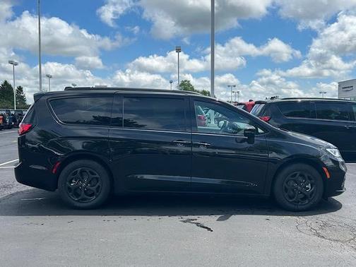 2025 Chrysler Pacifica Hybrid Premium S Appearance Pkg