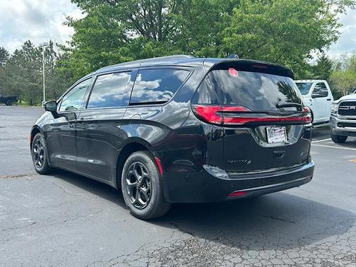 2025 Chrysler Pacifica Hybrid Premium S Appearance Pkg