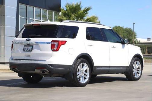 Photo 5 of 25 of 2018 Ford Explorer XLT