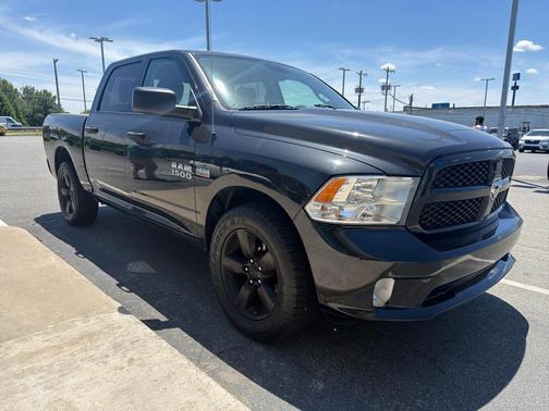 Brilliant Black Crystal Pearlcoat 2018 RAM 1500 Express