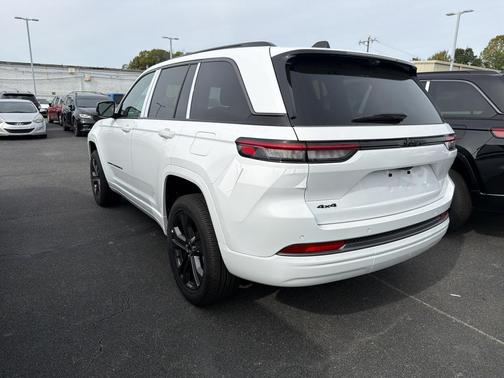 Bright White Clearcoat 2027 Jeep Grand Cherokee Limited