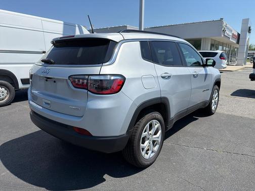 Silver Zynith 2024 Jeep Compass Latitude