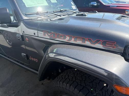 Granite Crystal Clearcoat Metallic 2026 Jeep Gladiator Mojave