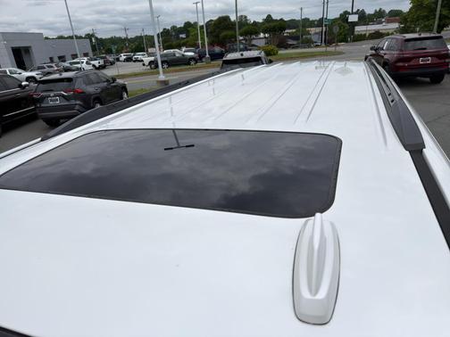 White Frost Tri-Coat 2019 GMC Yukon XL SLT