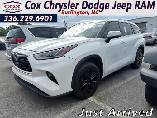 White 2021 Toyota Highlander XLE