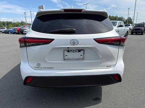 White 2021 Toyota Highlander XLE