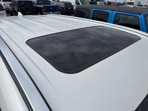 White 2021 Toyota Highlander XLE