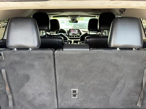 White 2021 Toyota Highlander XLE