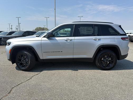 Silver Zynith 2026 Jeep Grand Cherokee Laredo 4x4