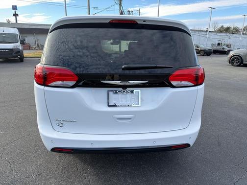 2026 Chrysler Voyager LX