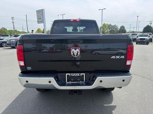 Brilliant Black Crystal Pearlcoat 2018 RAM 2500 Tradesman