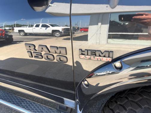 Brilliant Black Crystal Pearlcoat 2017 RAM 1500 Sport