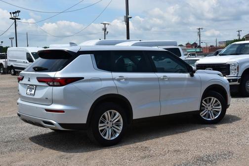 2023 Mitsubishi Outlander SE