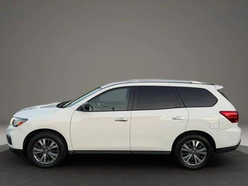 White 2019 Nissan Pathfinder SV