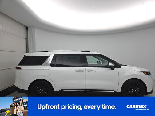 White 2022 Kia Carnival SX