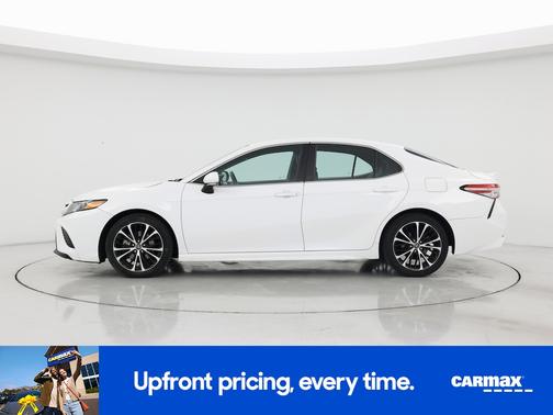White 2018 Toyota Camry SE