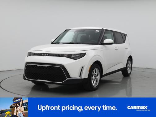 White 2025 Kia Soul LX