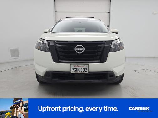 White 2024 Nissan Pathfinder SV