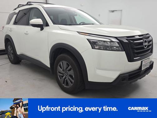 White 2024 Nissan Pathfinder SV